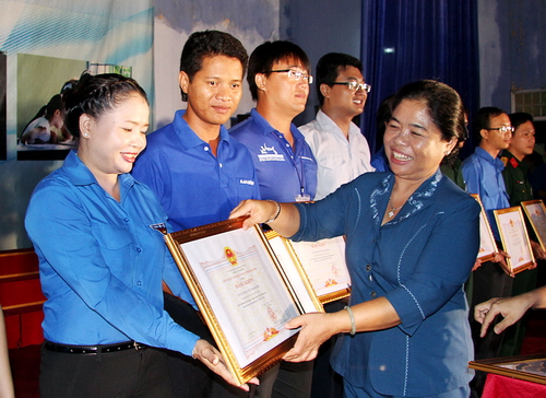 Đồng chí Sơn Thị Ánh Hồng –  Chủ tịch HĐND tỉnh, Chỉ huy trưởng Chiến dịch TNTN hè năm 2014 trao bằng khen cho những tập thể, cá nhân có nhiều đóng góp cho phong trào tình nguyện của tỉnh nhiều năm qua